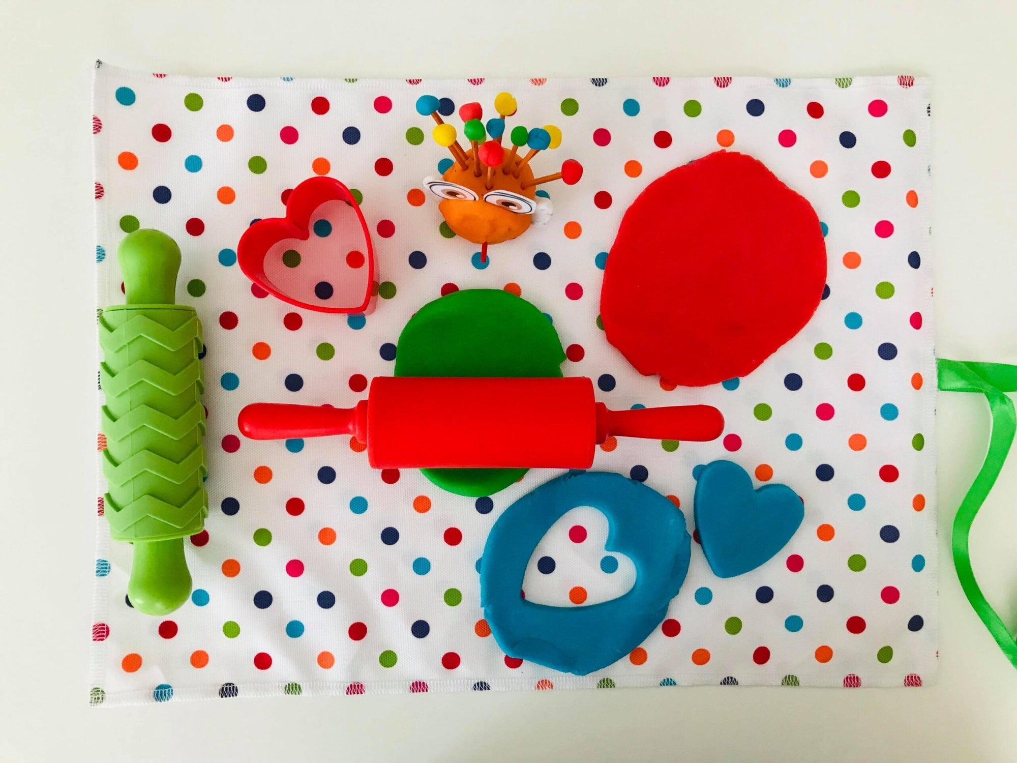 Látková podložka s puntíky A3 simple Messy Play 