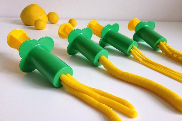 Plastové stříkačky "špagety" simple Messy Play 